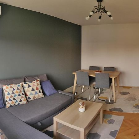 Modern And Cozy Apartment Pitesti Exterior photo